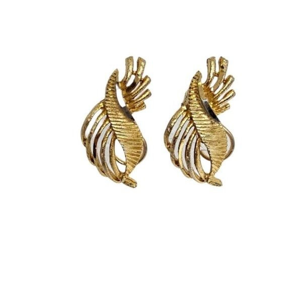 Vintage signed BSK Clip On Earrings Gold Tone Texturized Leaf Mid Century Modern - Picture 6 of 16